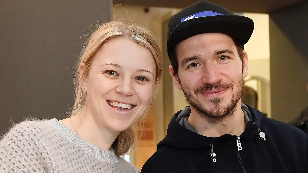 ARCHIV - 16.01.2018, Bayern, München: Der damalige Skirennläufer Felix Neureuther und seine Frau, die Biathletin Miriam Neureuther, stehen bei der offiziellen Einkleidung der Olympia-Mannschaft für die Olympischen Winterspiele in Pyeongchang zusammen. Sie spricht in einer Dokumentation des BR über ihre Essstörungen als Sportlerin. (zu dpa: «Miriam Neureuther und Kim Bui sprechen über Essstörungen») Foto: Tobias Hase/dpa +++ dpa-Bildfunk +++