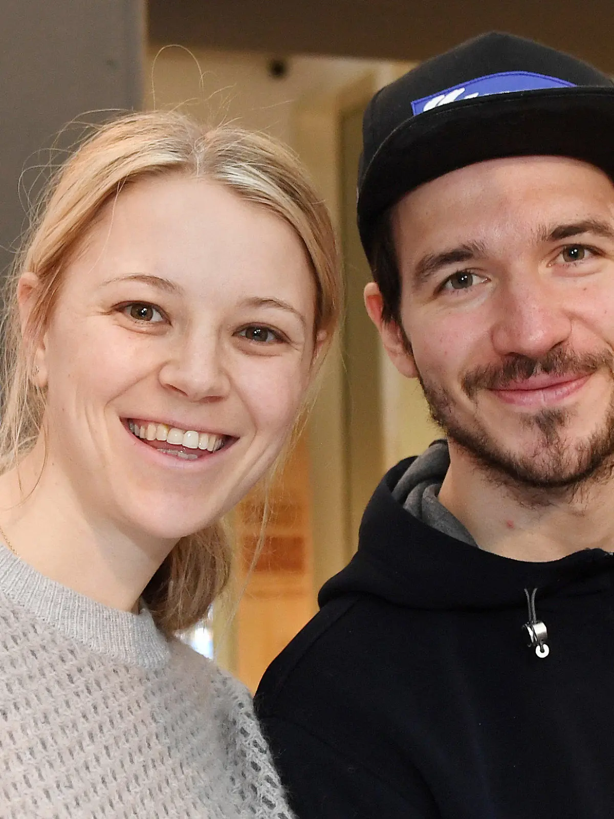 ARCHIV - 16.01.2018, Bayern, München: Der damalige Skirennläufer Felix Neureuther und seine Frau, die Biathletin Miriam Neureuther, stehen bei der offiziellen Einkleidung der Olympia-Mannschaft für die Olympischen Winterspiele in Pyeongchang zusammen. Sie spricht in einer Dokumentation des BR über ihre Essstörungen als Sportlerin. (zu dpa: «Miriam Neureuther und Kim Bui sprechen über Essstörungen») Foto: Tobias Hase/dpa +++ dpa-Bildfunk +++