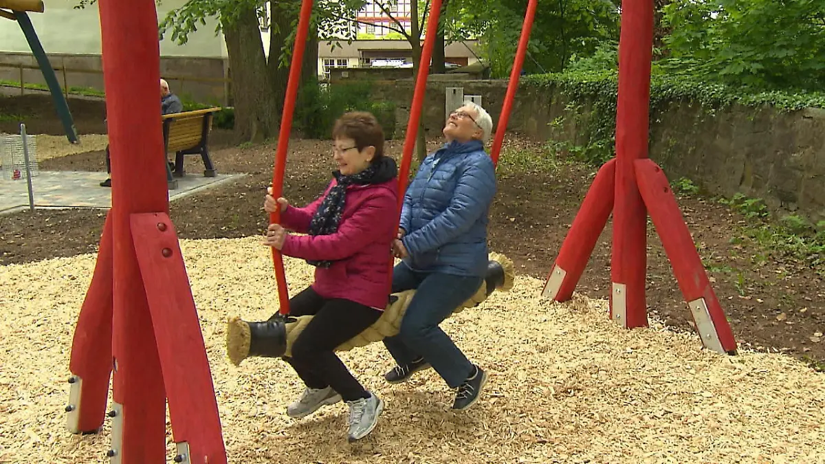 Wenn Erwachsene gemeinsam schaukeln Der Schaukelwald in Hessen