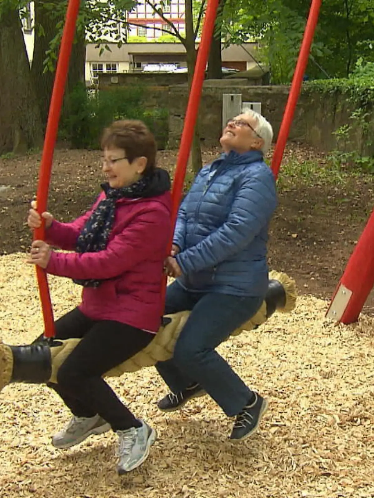 Bild zu: "Wenn Erwachsene gemeinsam schaukeln"