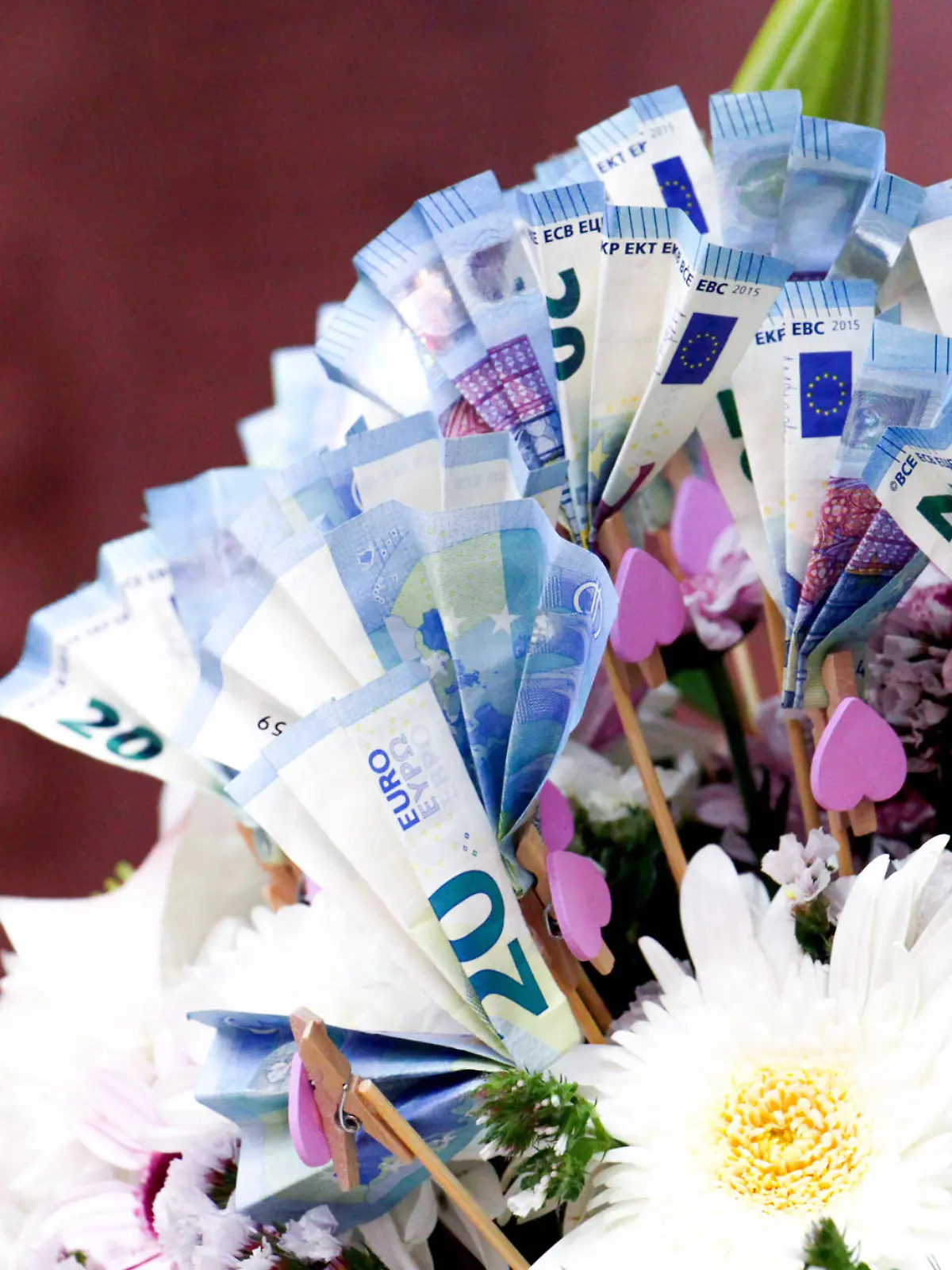 Geld im Briefumschlag fürs Brautpaar? Geldgeschenke können auch kreativ aussehen.