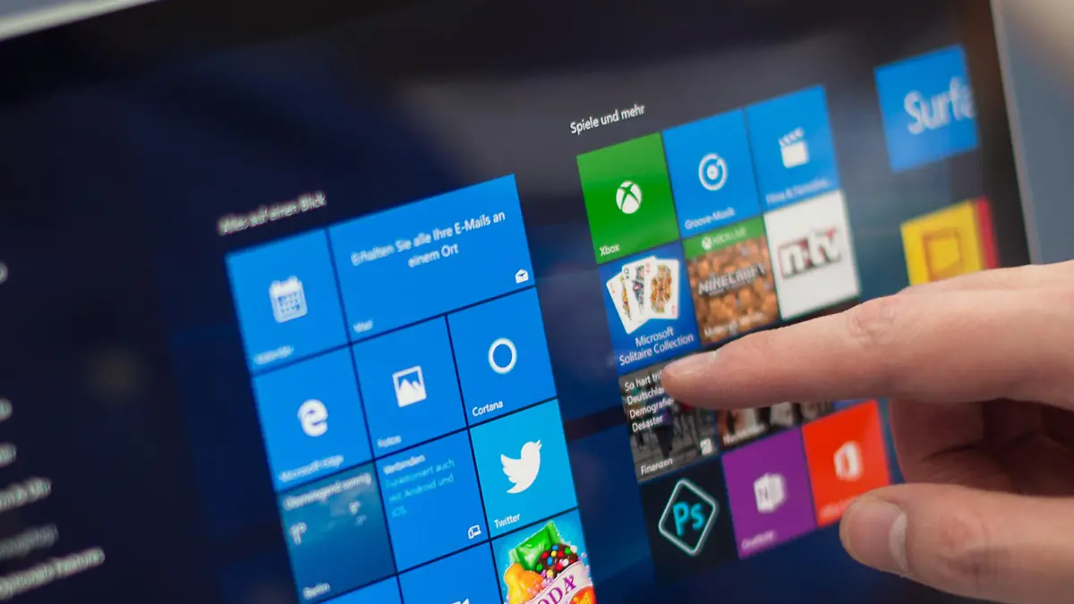 ARCHIV - 18.02.2016, Hamburg: Ein Mann demonstriert in einem Elektronikmarkt in Hamburg die Bedienung des Microsoft Surface Book. Microsoft ist an der Börse erstmals mehr als eine Billion Dollar wert. Das Computer-Urgestein setzt sich an die Spitze der wertvollsten US-Unternehmen und schafft etwas, das bislang nur Apple und Amazon gelang. Foto: Lukas Schulze/dpa +++ dpa-Bildfunk +++