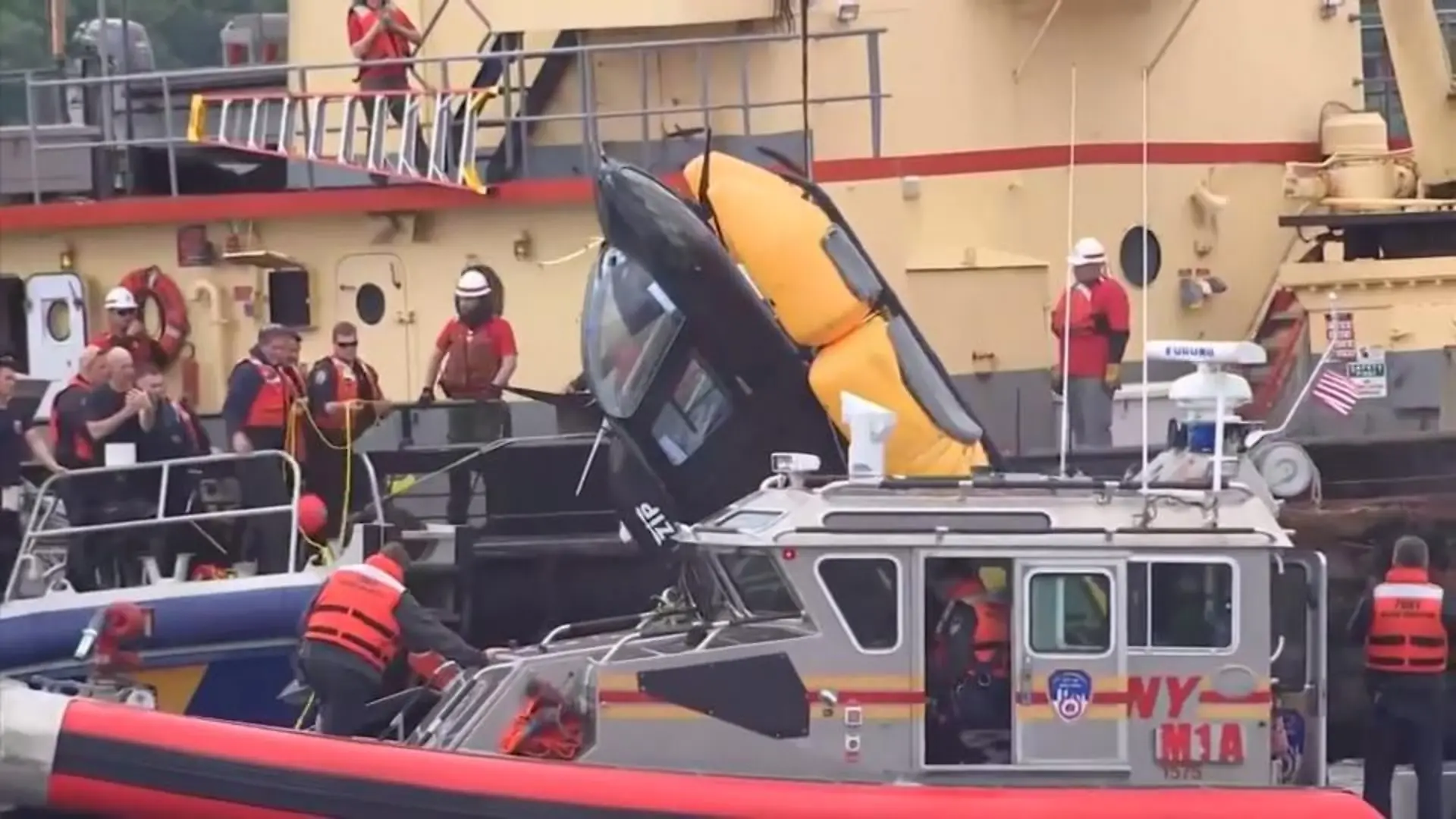Helikopter stürzt in Hudson River!