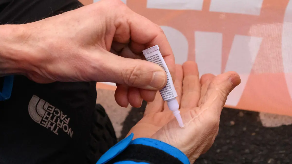20.02.2023, Niedersachsen, Hannover: Aktivisten der Gruppierung ·Letzte Generation· kleben ihre Hände am Deisterkreisel auf die Straße und blockieren so knapp eine Stunde lang den Verkehr. Foto: Julian Stratenschulte/dpa +++ dpa-Bildfunk +++