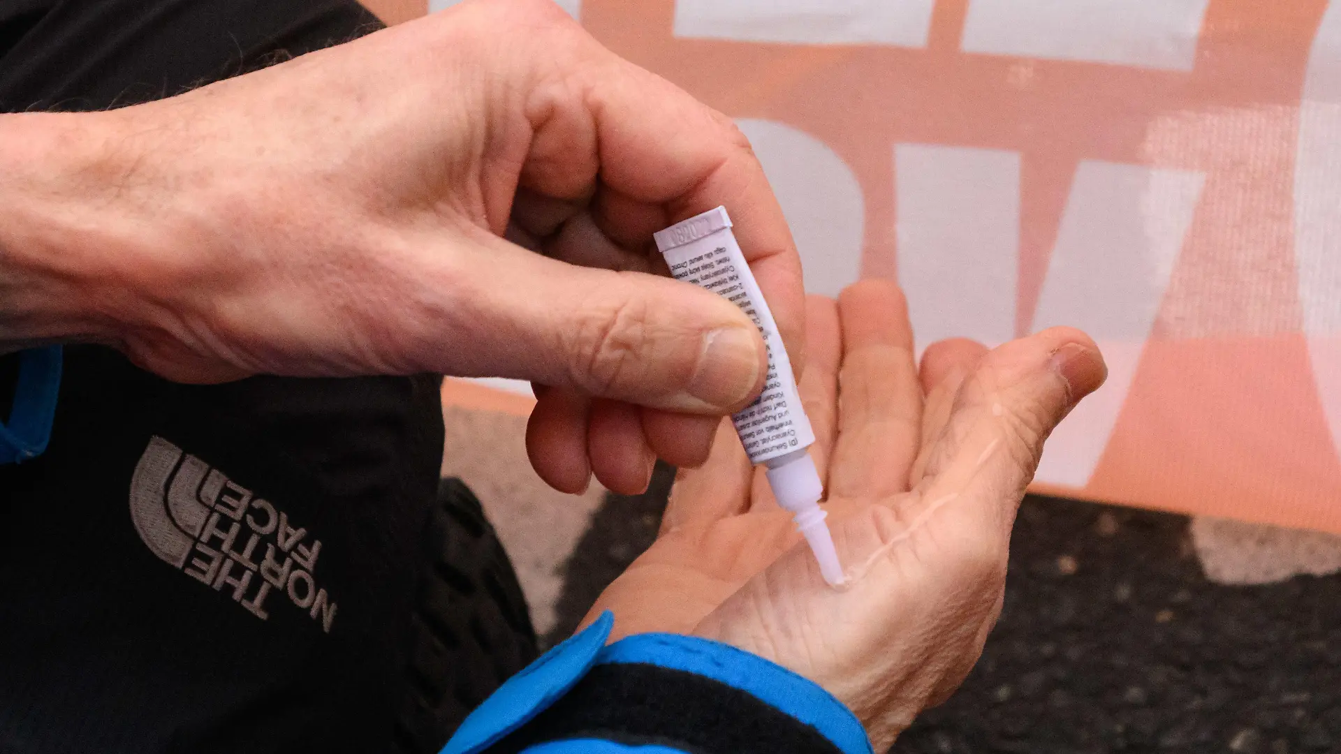 20.02.2023, Niedersachsen, Hannover: Aktivisten der Gruppierung ·Letzte Generation· kleben ihre Hände am Deisterkreisel auf die Straße und blockieren so knapp eine Stunde lang den Verkehr. Foto: Julian Stratenschulte/dpa +++ dpa-Bildfunk +++