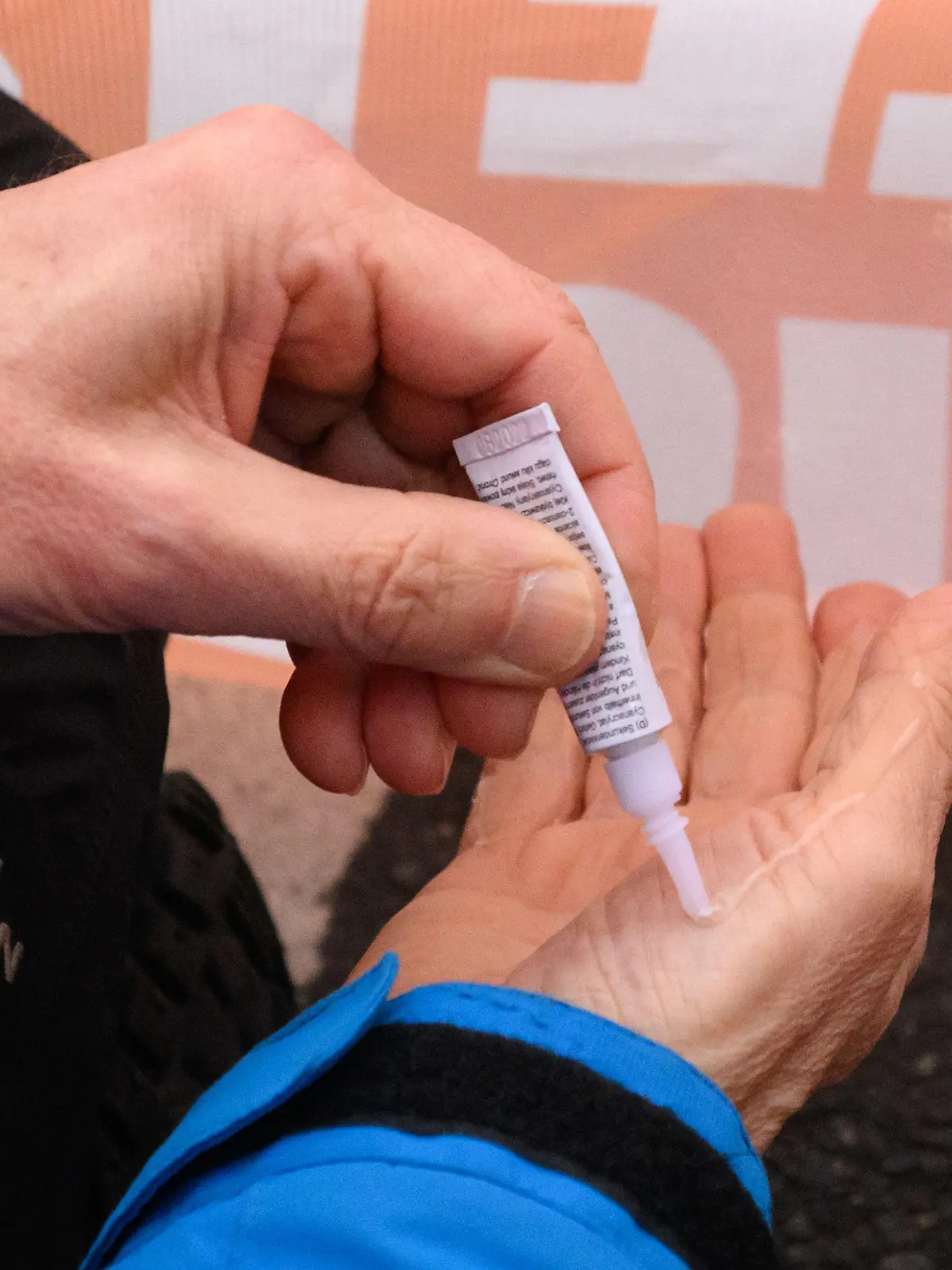 20.02.2023, Niedersachsen, Hannover: Aktivisten der Gruppierung ·Letzte Generation· kleben ihre Hände am Deisterkreisel auf die Straße und blockieren so knapp eine Stunde lang den Verkehr. Foto: Julian Stratenschulte/dpa +++ dpa-Bildfunk +++