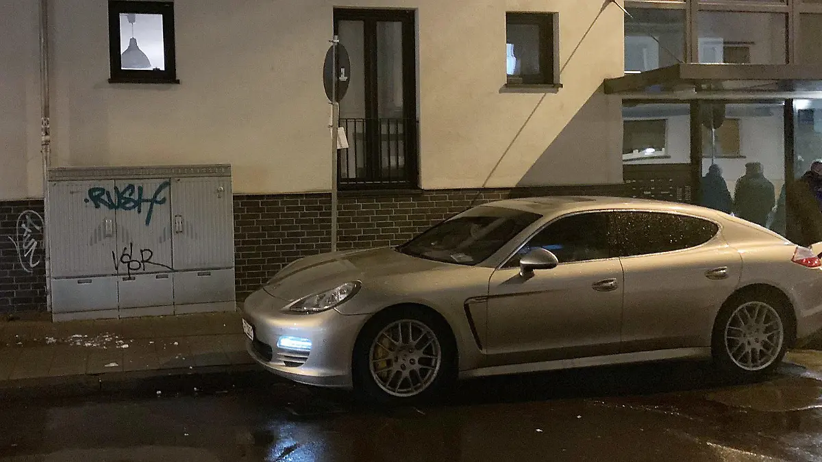 09.05.2019, Hessen, Offenbach: Ein Porsche mit einem Einschussloch steht in einer Straße. Eine 44 Jahre alte Frau ist im hessischen Offenbach auf offener Straße erschossen worden. Wie die Polizei mitteilte, soll der Täter am Donnerstagabend in einem anderen Auto geflüchtet sein. (Zu dpa "Frau in Offenbach erschossen - Täter weiter auf der Flucht") Foto: Rafael Bujotzek/InZwischenZeit:Filme/dpa +++ dpa-Bildfunk +++