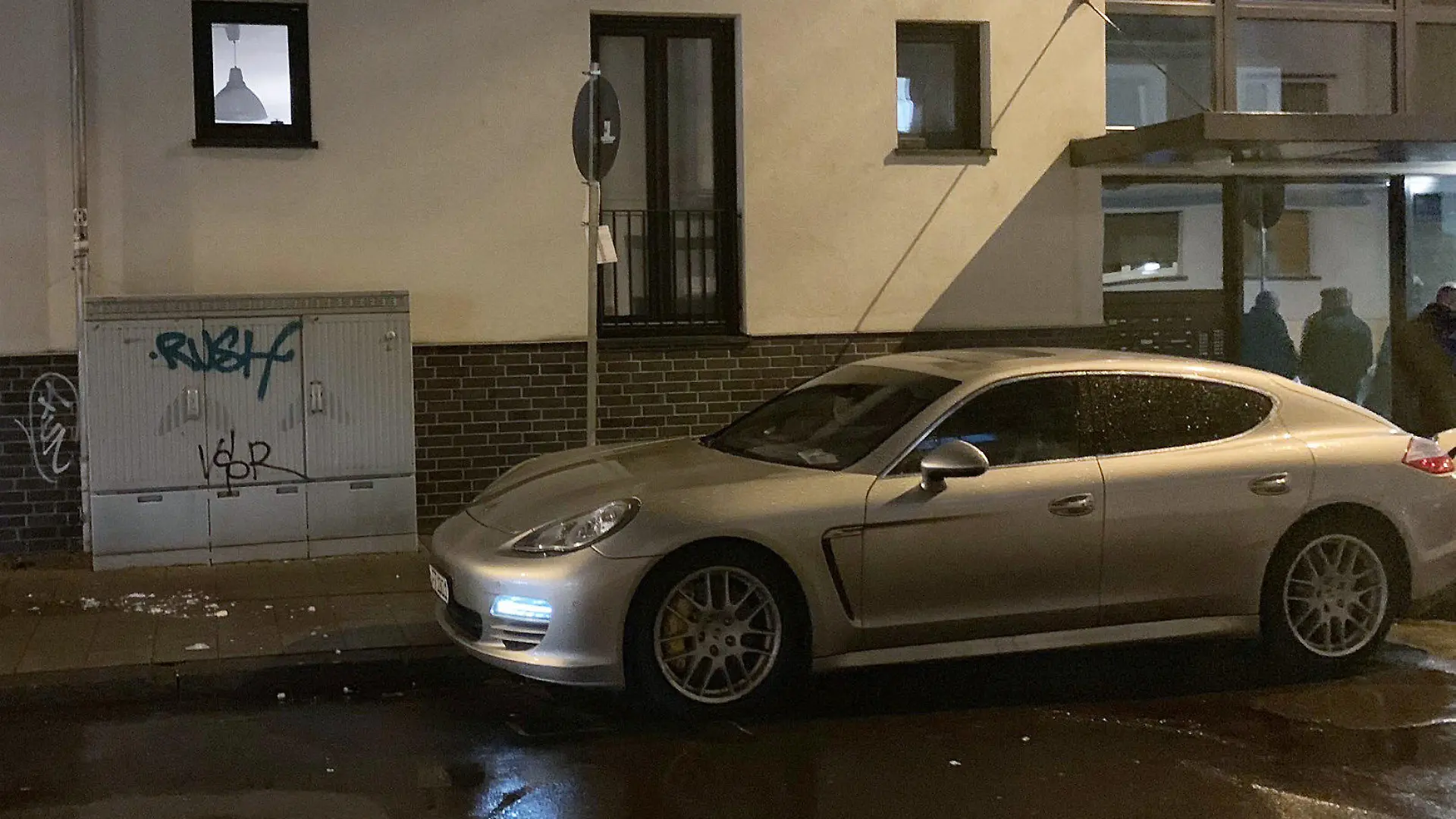 09.05.2019, Hessen, Offenbach: Ein Porsche mit einem Einschussloch steht in einer Straße. Eine 44 Jahre alte Frau ist im hessischen Offenbach auf offener Straße erschossen worden. Wie die Polizei mitteilte, soll der Täter am Donnerstagabend in einem anderen Auto geflüchtet sein. (Zu dpa "Frau in Offenbach erschossen - Täter weiter auf der Flucht") Foto: Rafael Bujotzek/InZwischenZeit:Filme/dpa +++ dpa-Bildfunk +++