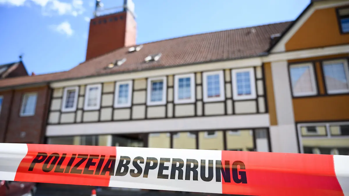 dpatopbilder - 13.05.2019, Niedersachsen, Wittingen: Ein Haus ist mit Polizei Absperrband gesichert. Im Zusammenhang mit dem Passauer Armbrust-Fall haben Ermittler zwei Leichen in Niedersachsen gefunden. Die toten Frauen seien in der Wohnung eines der Passauer Opfer in Wittingen (Landkreis Gifhorn) entdeckt worden, sagte ein Sprecher der Staatsanwaltschaft Passau am Montag. Foto: Christophe Gateau/dpa +++ dpa-Bildfunk +++