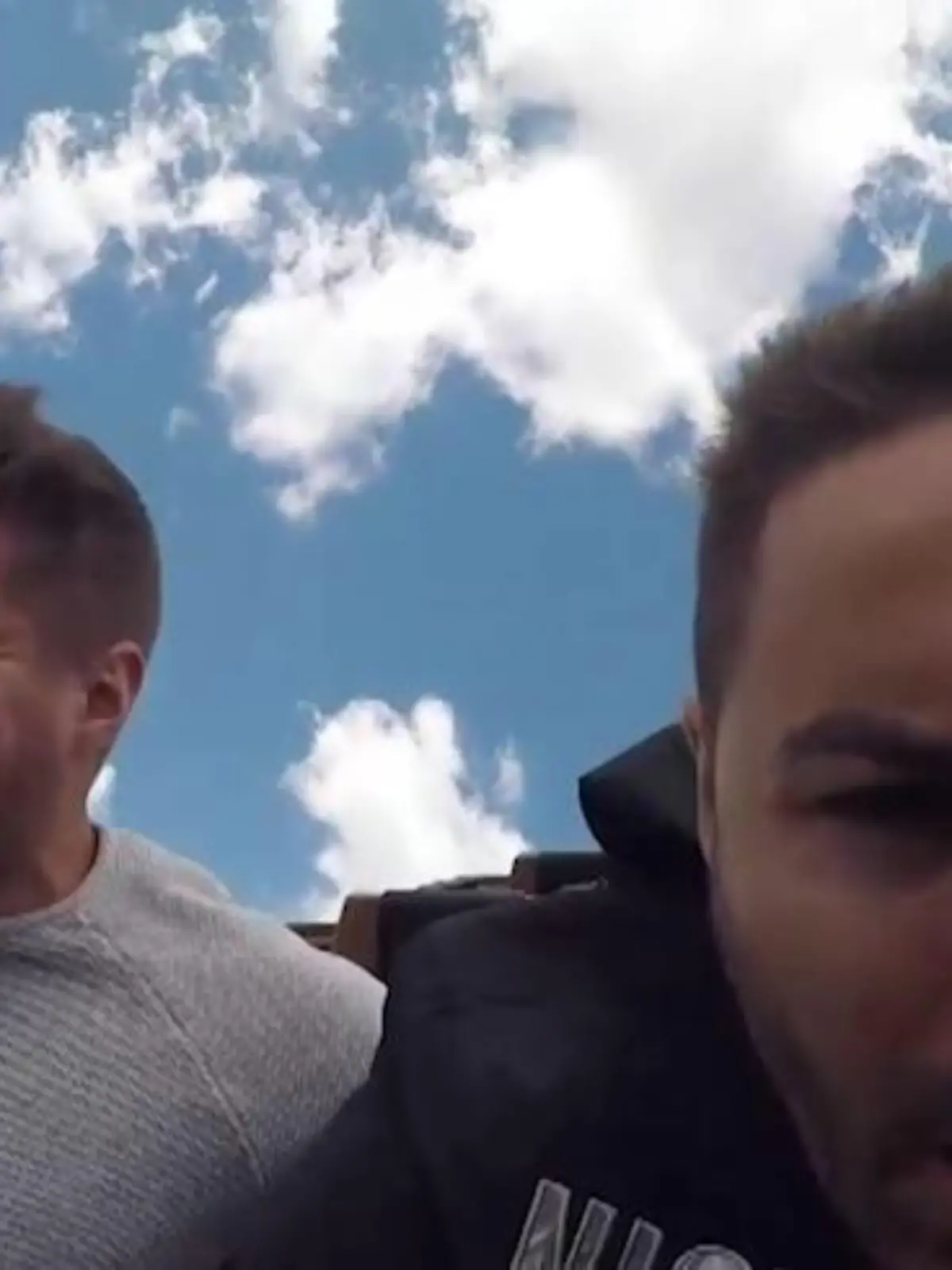 Menderes Bagci und Joey Heindle auf der Achterbahn "Colossos" im Heide Park