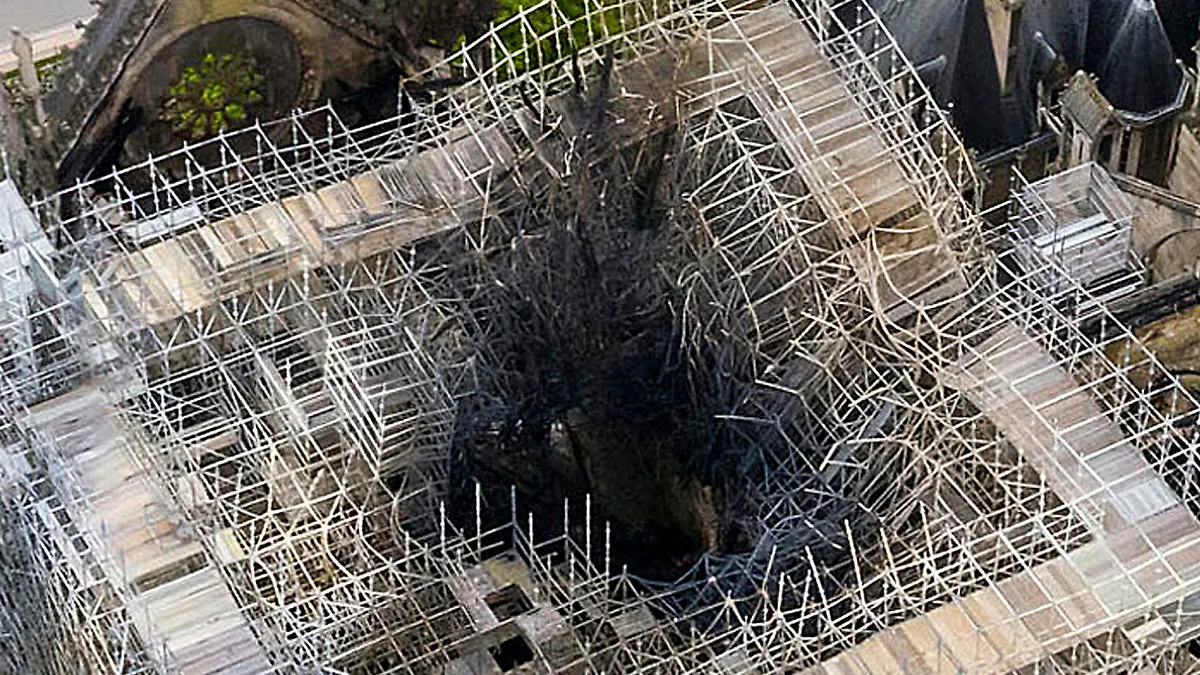 ARCHIV - 17.04.2019, Frankreich, Paris: Eine Luftaufnahme der Pariser Kathedrale Notre-Dame zeigt die Brandschäden. Die zügige Restaurierung der Pariser Kathedrale Notre-Dame hat eine wichtige politische Hürde genommen: Knapp vier Wochen nach dem verheerenden Großbrand hat die französische Nationalversammlung für die Pläne einer raschen Restaurierung der Kirche gestimmt, die bei dem Feuer teilweise zerstört wurde. Foto: Gigarama.Ru/Gigarama.ru/dpa +++ dpa-Bildfunk +++