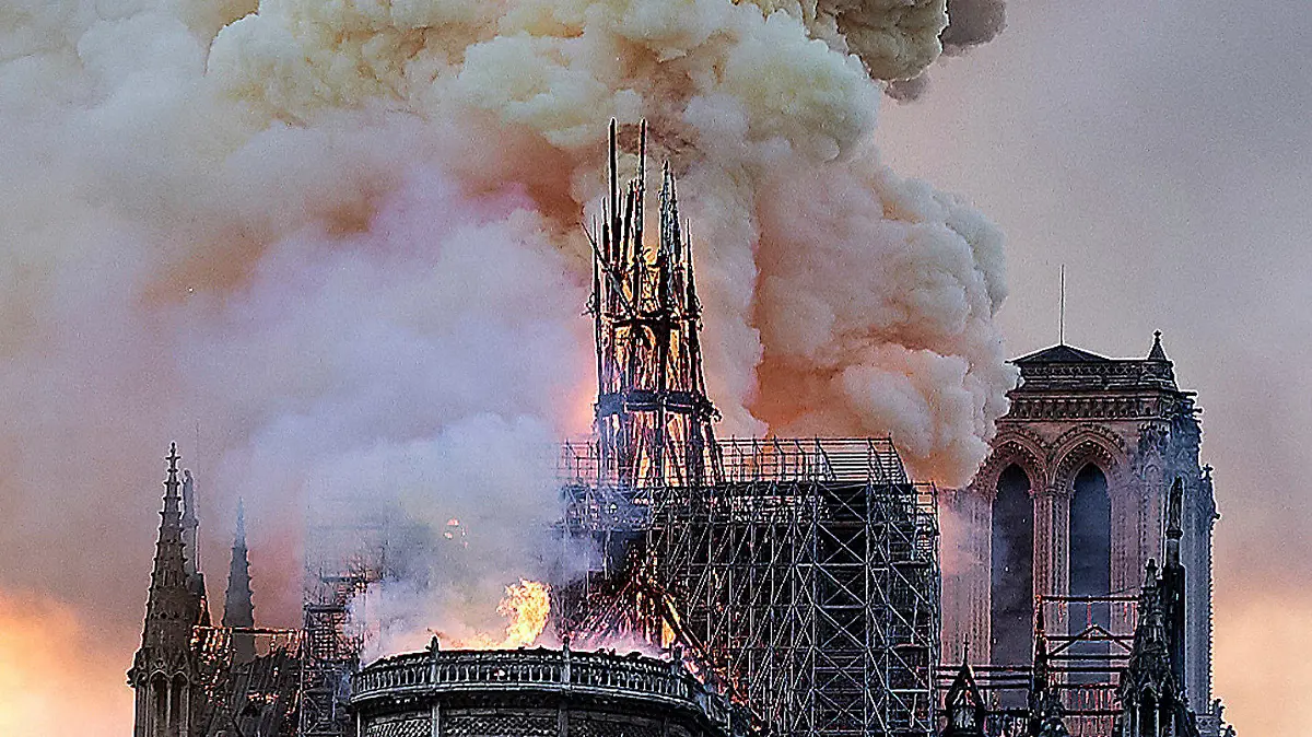 15.04.2019, Frankreich, Paris: Rauch steigt von der brennenden Kathedrale Notre-Dame auf. Ein verheerendes Feuer hat die weltberühmte Pariser Kathedrale Notre-Dame verwüstet. Foto: Diana Ayanna/AP/dpa +++ dpa-Bildfunk +++