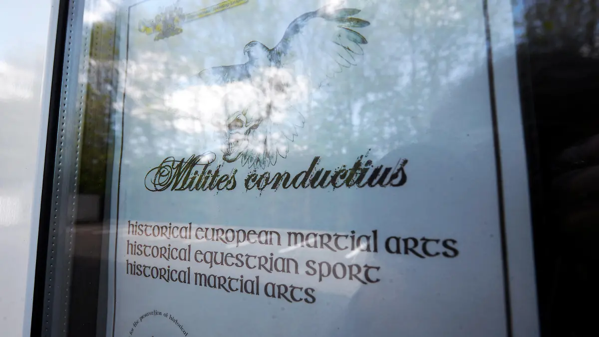 14.05.2019, Rheinland-Pfalz, Hachenburg: Ein Werbeplakat hängt im Schaufenster eines Mittelalterladen. Diesen Laden betrieb ein 53-Jähriger, der am Wochenende leblos in einer Pension rund 600 Kilometer entfernt in Passau gefunden wurde - Hand in Hand auf dem Bett liegend mit einer 33-jährigen Frau. Neben ihnen auf dem Boden: eine 30-jährige Frau. In den Körpern der drei Toten steckten Pfeile aus einer Armbrust. Foto: Thomas Frey/dpa +++ dpa-Bildfunk +++
