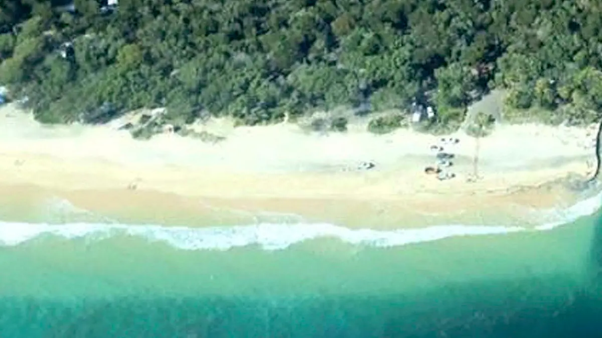 epa04951837 A handout image made available by Higgins Storm Chasing shows a 150-metre long and 50 meter wide sinkhole which opened up at MV Beagle Campground, north of Queensland's Rainbow Beach, at Inskip Point, Australia, 27 September 2015. According to media reports on 27 September, a massive sinkhole opened at a popular beach on Queensland's Sunshine Coast swallowing a car, a caravan, a camping trailer and tents. After the accident, 140 people were evacuated from the camping ground on 26 September night, media reported. EPA/HIGGINS STORM CHASING -- BEST QUALITY AVAILABLE -- AUSTRALIA AND NEW ZEALAND OUT HANDOUT EDITORIAL USE ONLY/NO SALES +++(c) dpa - Bildfunk+++