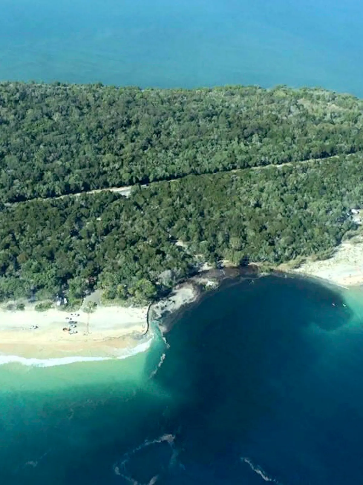 epa04951837 A handout image made available by Higgins Storm Chasing shows a 150-metre long and 50 meter wide sinkhole which opened up at MV Beagle Campground, north of Queensland's Rainbow Beach, at Inskip Point, Australia, 27 September 2015. According to media reports on 27 September, a massive sinkhole opened at a popular beach on Queensland's Sunshine Coast swallowing a car, a caravan, a camping trailer and tents. After the accident, 140 people were evacuated from the camping ground on 26 September night, media reported. EPA/HIGGINS STORM CHASING -- BEST QUALITY AVAILABLE -- AUSTRALIA AND NEW ZEALAND OUT HANDOUT EDITORIAL USE ONLY/NO SALES +++(c) dpa - Bildfunk+++