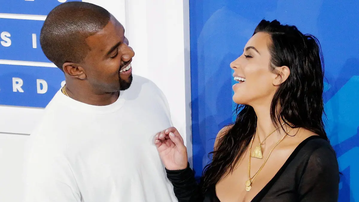 ARCHIV - 28.08.2016, USA, New York: Reality-Star Kim Kardashian und Rapper Kanye West aus den USA kommen zu den MTV Video Music Awards (VMA) im Madison Square Garden. (zu dpa "Leihmutter bekommt Kardashians Kind: «Er ist da und er ist perfekt»") Foto: Jason Szenes/EPA/dpa +++ dpa-Bildfunk +++