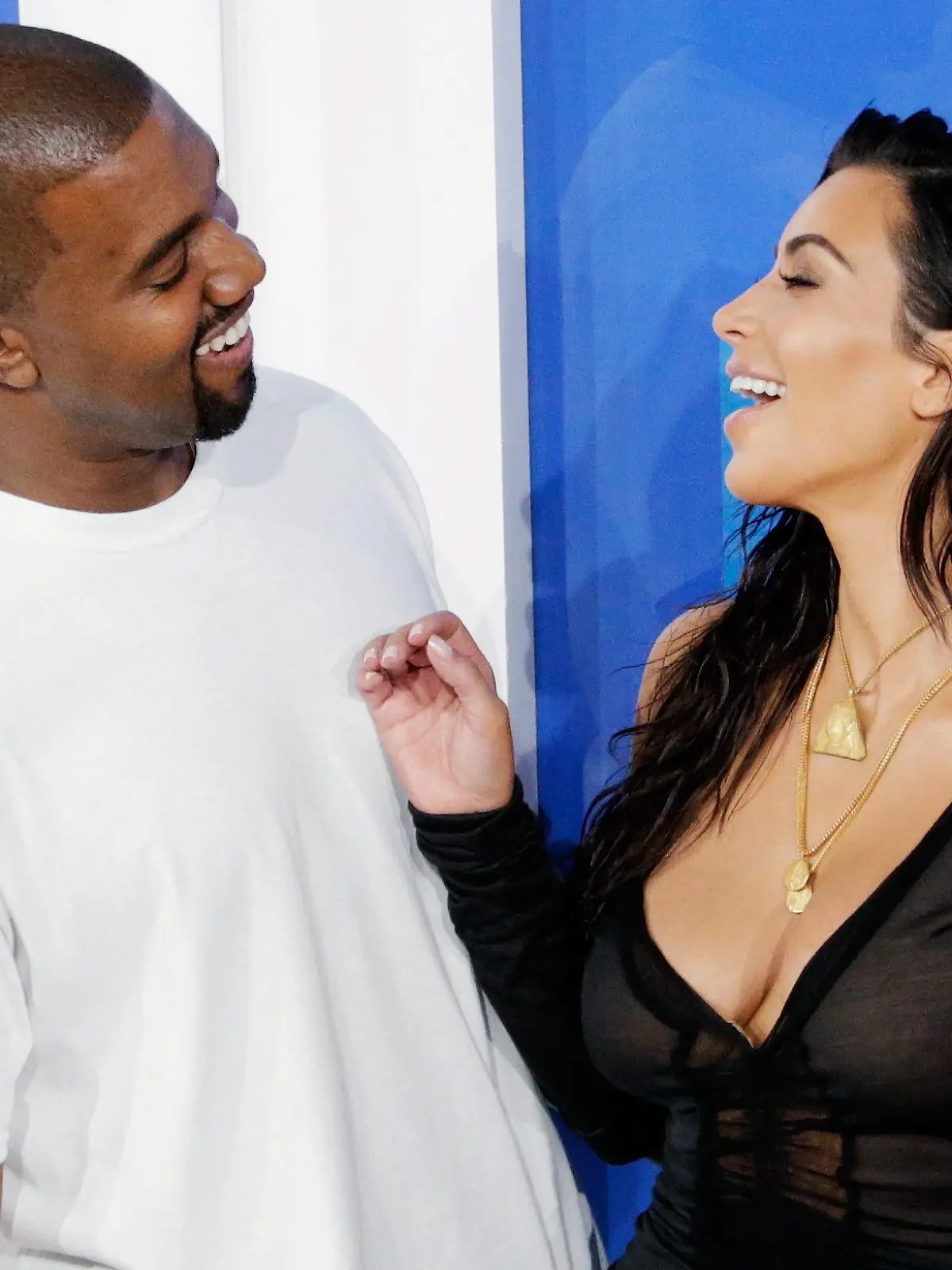 ARCHIV - 28.08.2016, USA, New York: Reality-Star Kim Kardashian und Rapper Kanye West aus den USA kommen zu den MTV Video Music Awards (VMA) im Madison Square Garden.   (zu dpa "Leihmutter bekommt Kardashians Kind: «Er ist da und er ist perfekt»") Foto: Jason Szenes/EPA/dpa +++ dpa-Bildfunk +++