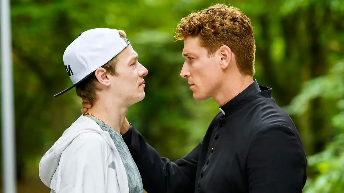 Kevin (Vincent Krüger, l.) und Maik (Daniel Donskoy) halten eine Krisensitzung ab.