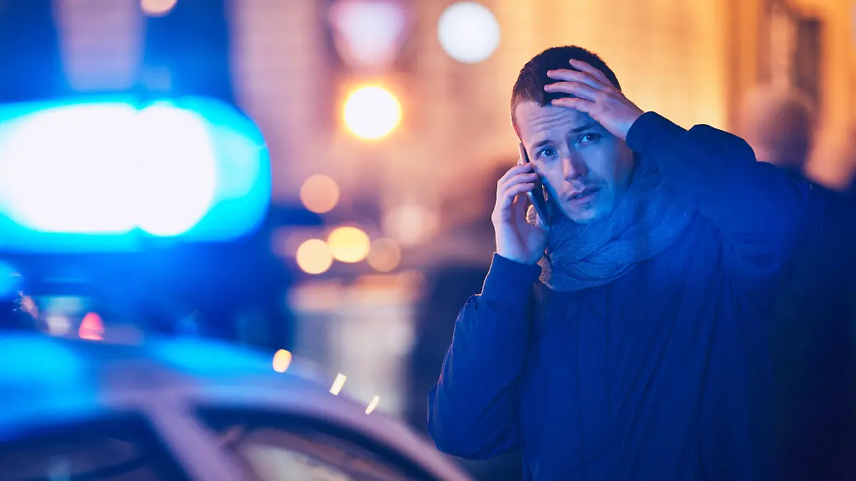 Mann ruft die Polizei