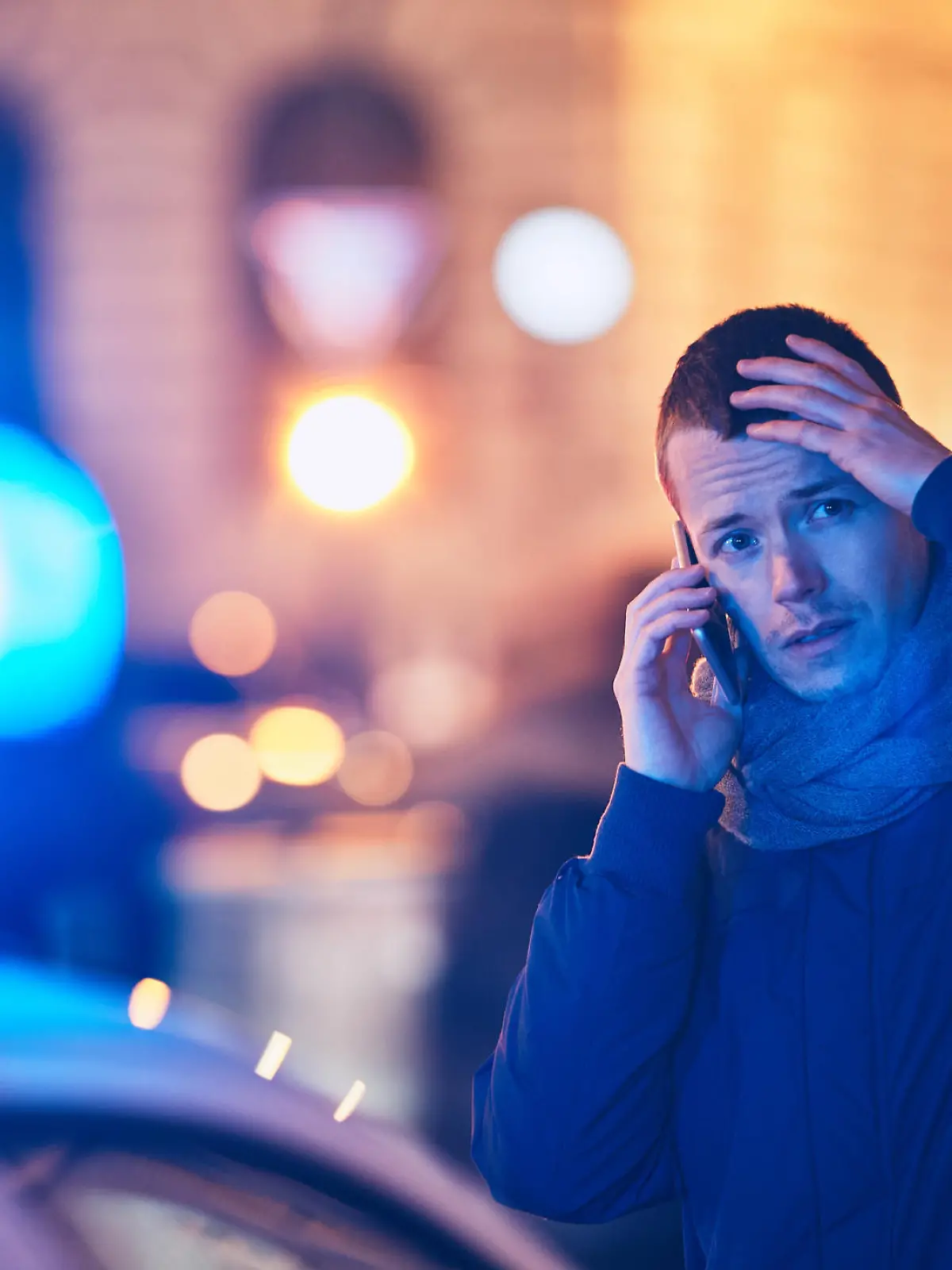 Mann ruft die Polizei