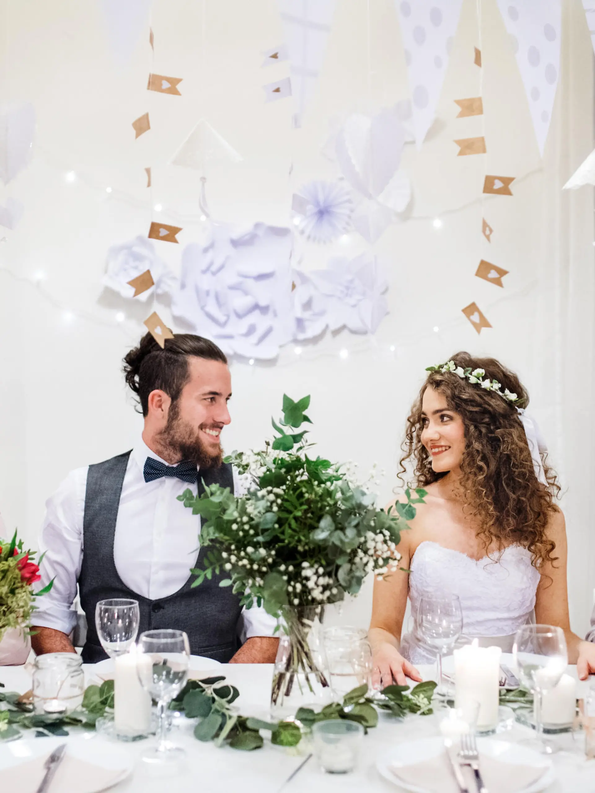 Ein schön gedeckter Tisch macht bei einer Hochzeit viel her.