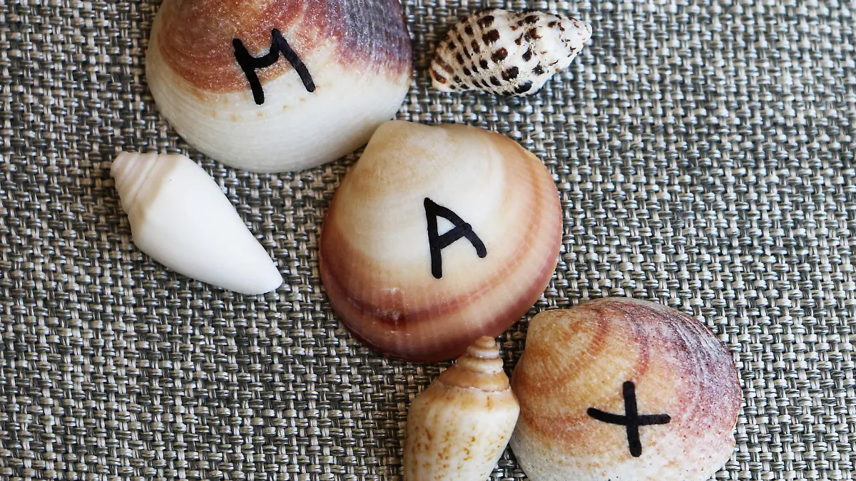 Hochzeits-DIY-Tischkarten: Namen der Gäste auf kleine Muscheln schreiben