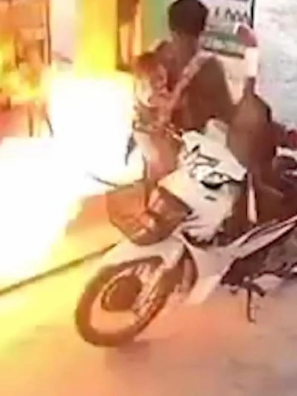 Eine Tankstelle in Thailand geht plötzlich in Flammen auf, während dieser Vater mit Baby auf dem Rücken sein Motorrad volltanken will. Er rettet sein Kind in letzter Sekunde und greift sofort zum Feuerlöscher, um den Brand unter Kontrolle zu bringen.