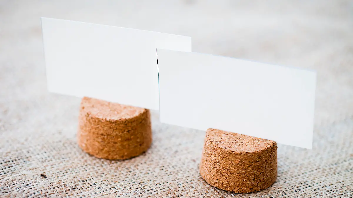 DIY-Hochezeit-Tischkarten: Korken mit Kärtchen