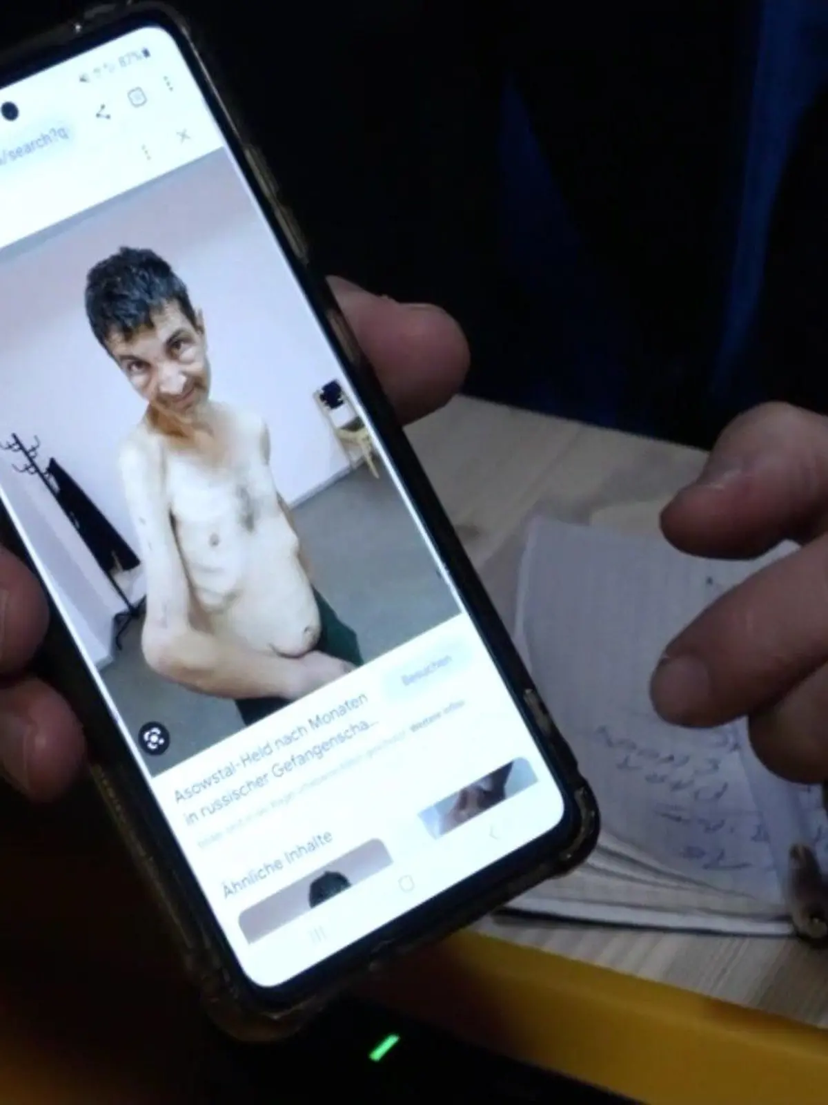 Mykhailo Dianow zeigt ein Foto auf seinem Handy: Nach rund 120 Tagen russischer Haft kam er frei, war aber abgemagert bis auf die Knochen.