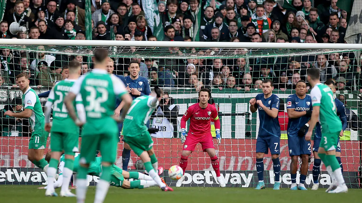 BREMEN, GERMANY - FEBRUARY 25: Marvin Ducksch of SV Werder Bremen scores the team's third goal during the Bundesliga match between SV Werder Bremen and VfL Bochum 1848 at Wohninvest Weserstadion on February 25, 2023 in Bremen, Germany. (Photo by Cathrin Mueller/Getty Images)