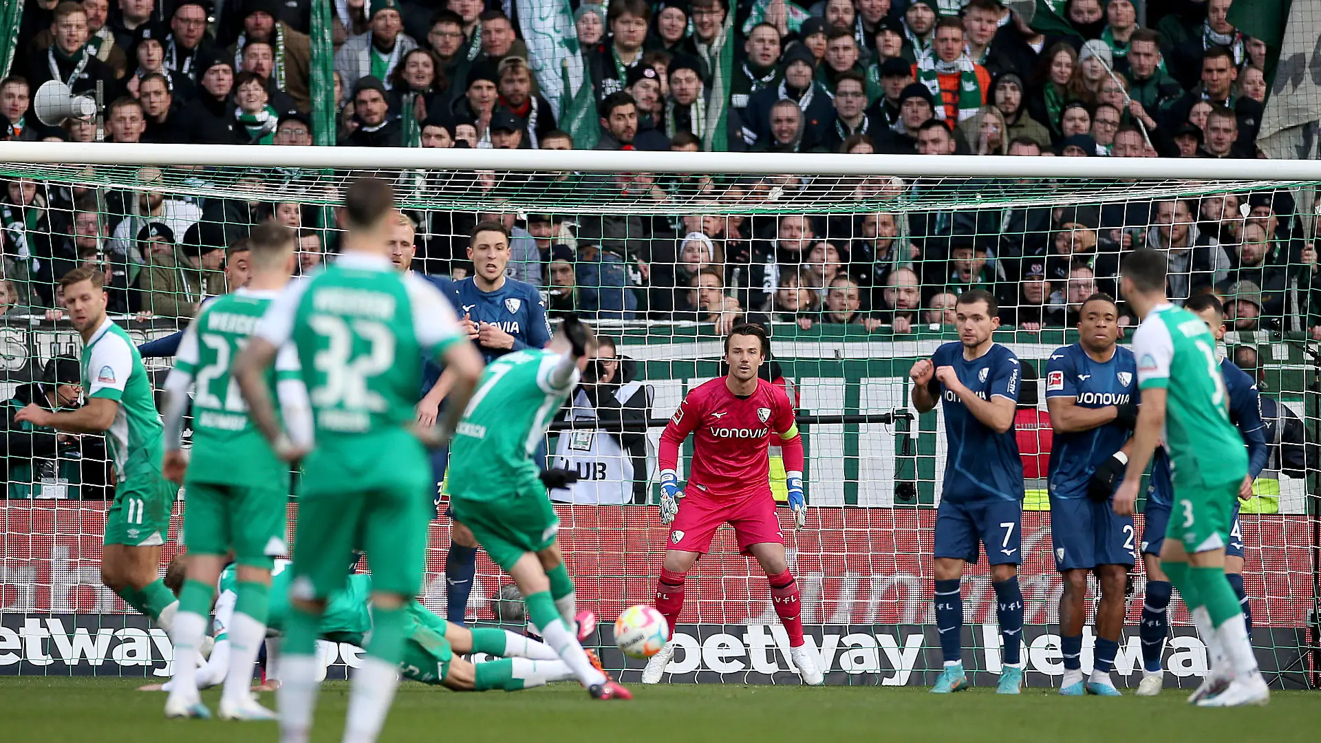 BREMEN, GERMANY - FEBRUARY 25: Marvin Ducksch of SV Werder Bremen scores the team's third goal during the Bundesliga match between SV Werder Bremen and VfL Bochum 1848 at Wohninvest Weserstadion on February 25, 2023 in Bremen, Germany. (Photo by Cathrin Mueller/Getty Images)