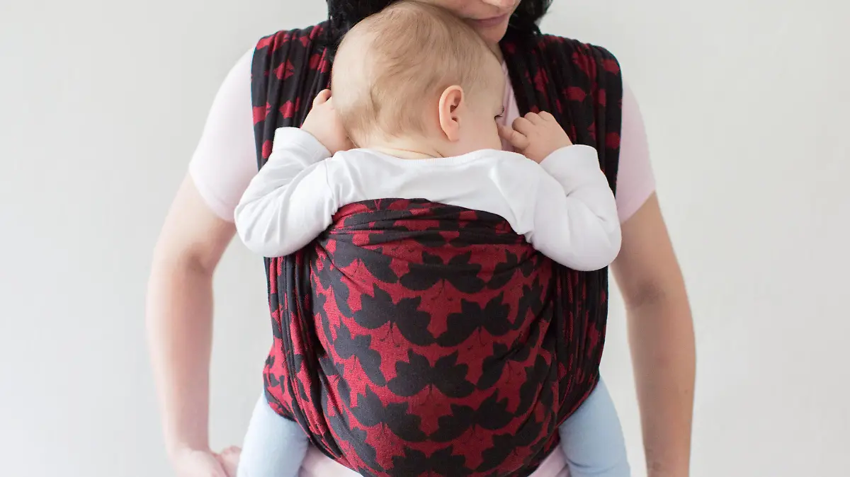 Babys müssen richtig eingewickelt sein, damit sie im Tragetuch gut atmen können.