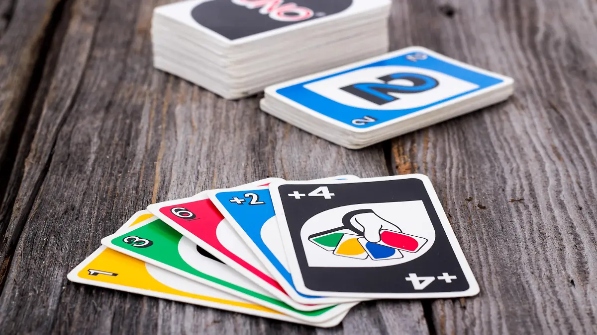Uno Kartenspiel auf einem Tisch