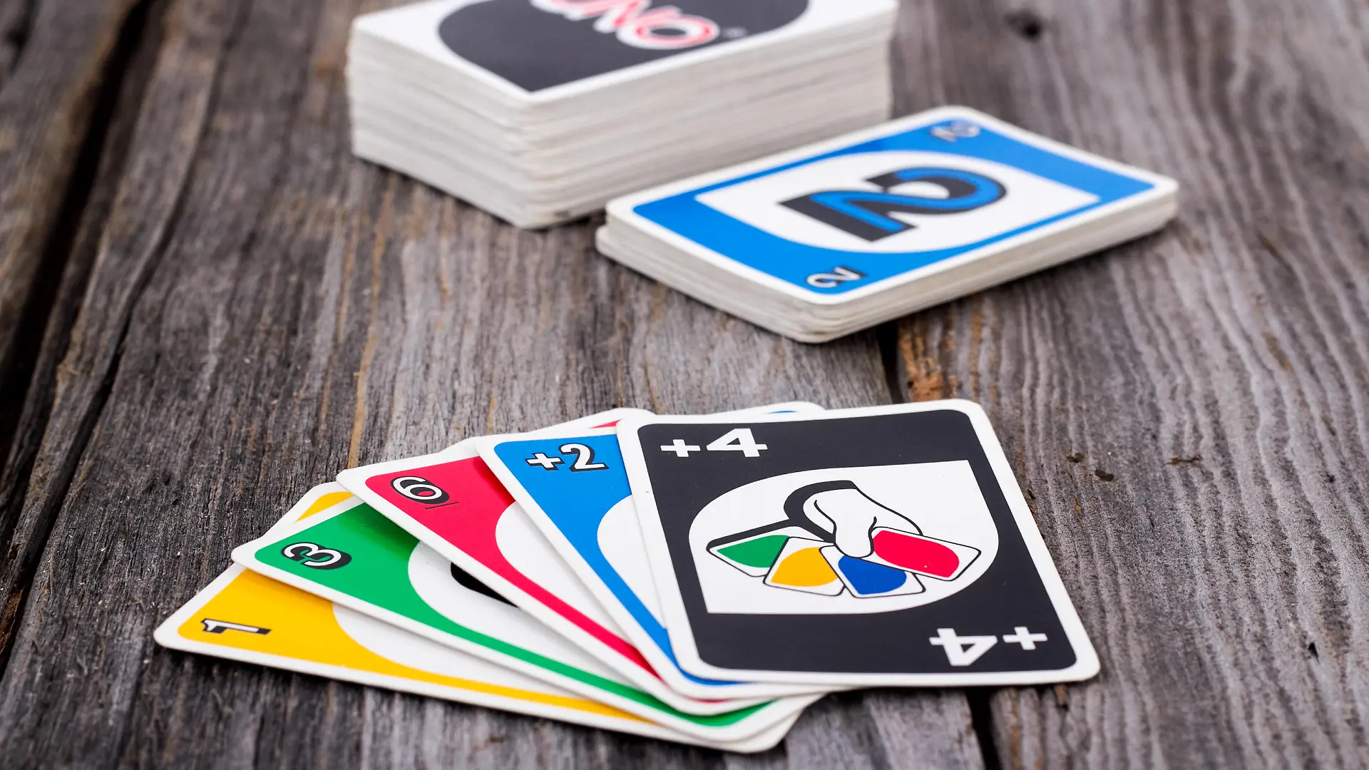 Uno Kartenspiel auf einem Tisch