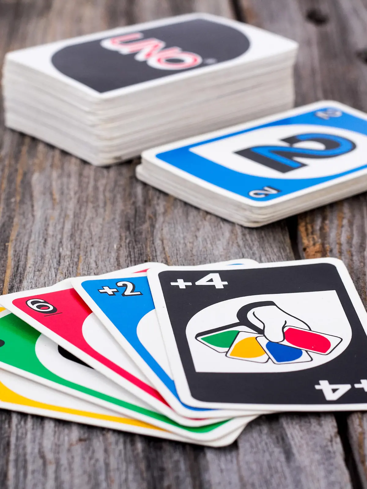 Uno Kartenspiel auf einem Tisch