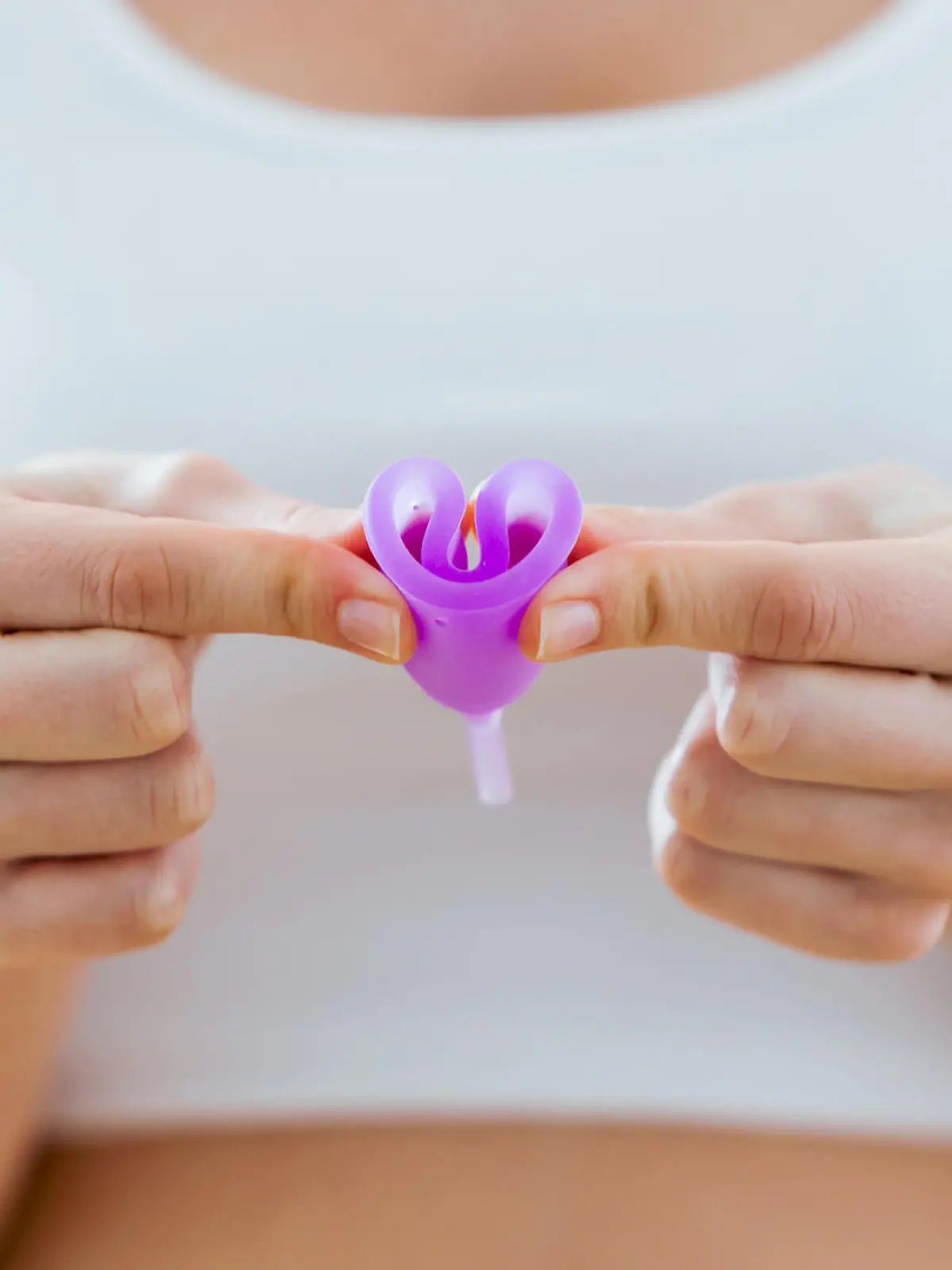 Frau hält Menstruationstasse