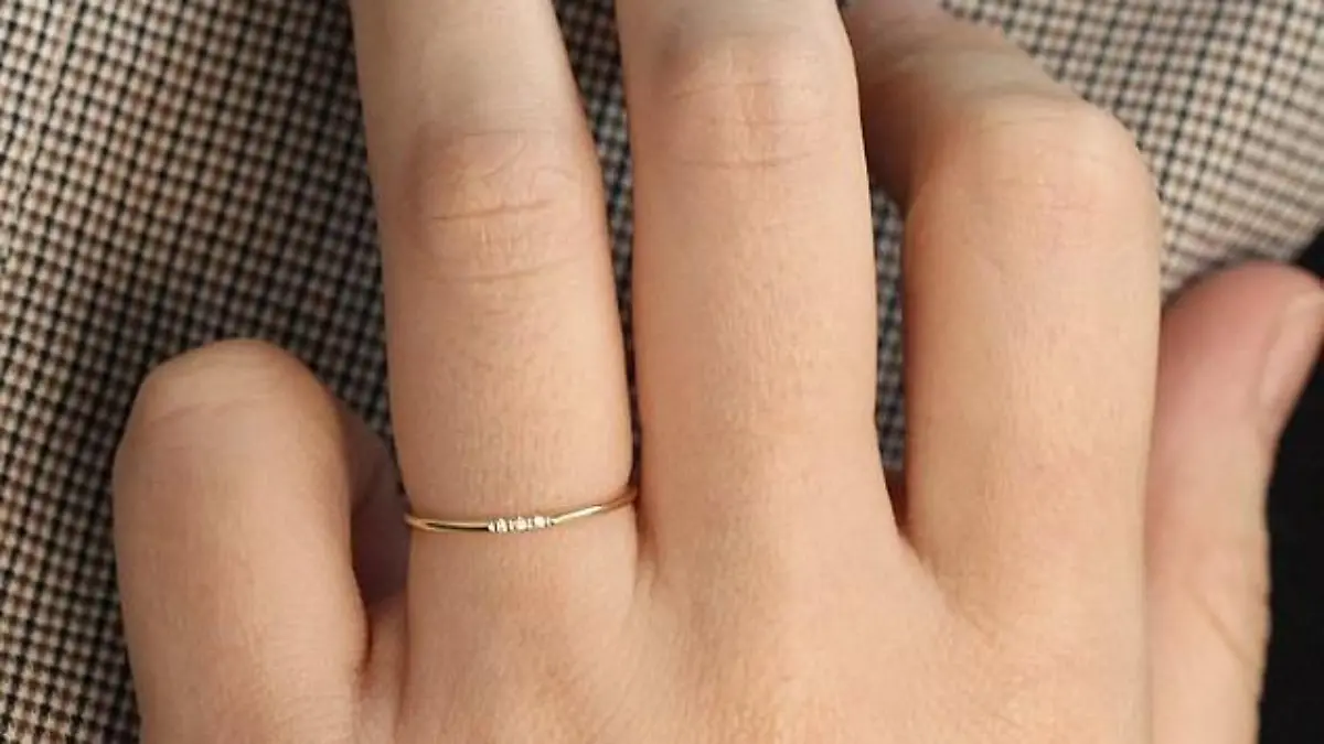 Ein Ring mit drei Diamanten.