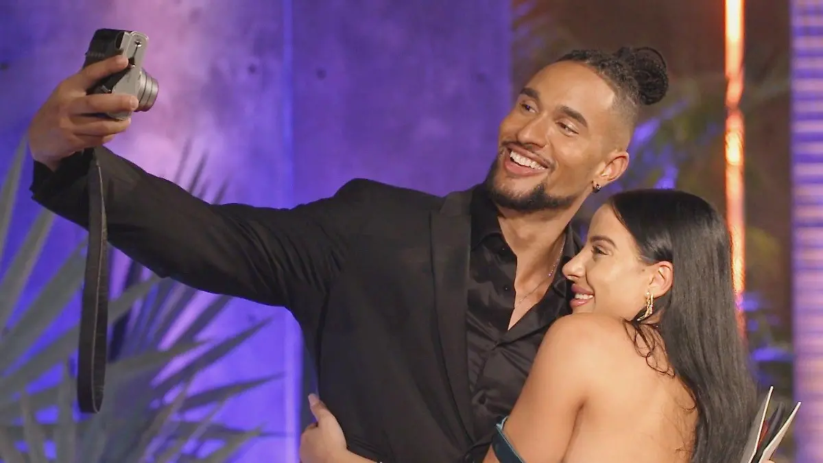 David und Leyla machen ein Selfie.
Die Verwendung des sendungsbezogenen Materials ist nur mit dem Hinweis und Verlinkung auf RTL+ gestattet.