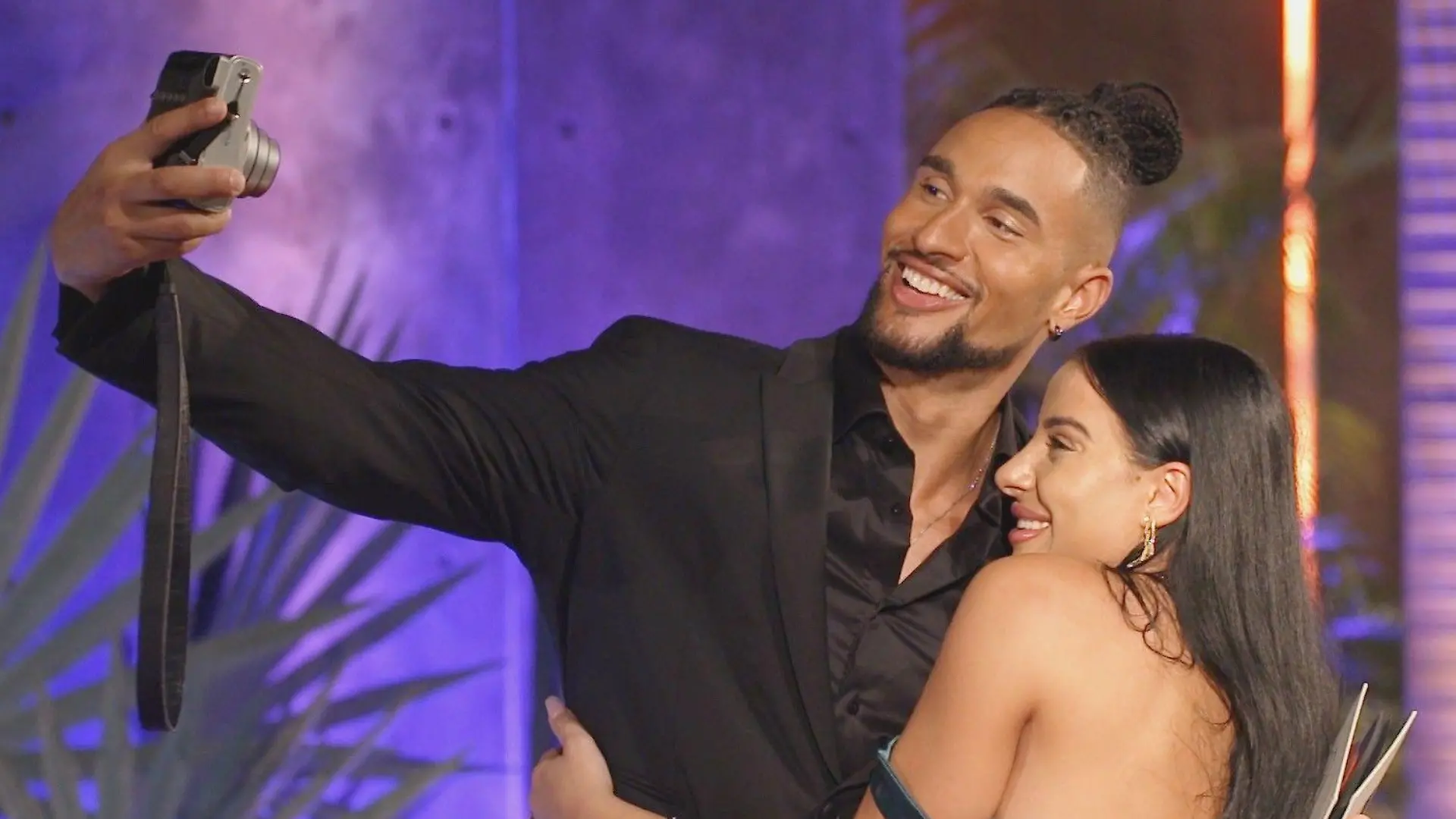 David und Leyla machen ein Selfie.

Die Verwendung des sendungsbezogenen Materials ist nur mit dem Hinweis und Verlinkung auf RTL+ gestattet.