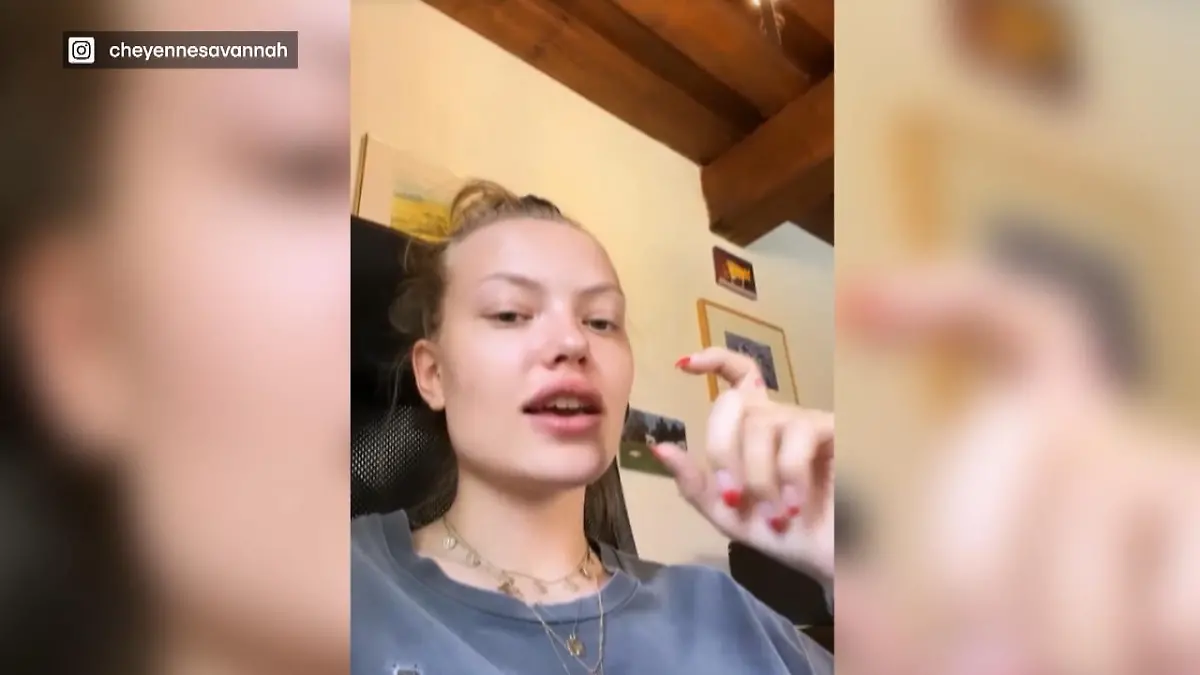 Cheyenne Ochsenknecht legt sich mit Steward an Ihre Tochter Mavie benimmt sich im Flugzeug nicht