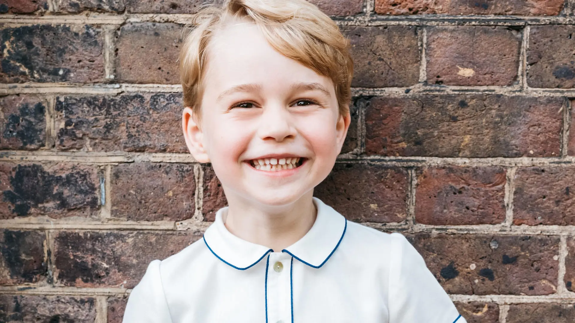 HANDOUT - ACHTUNG: DIESER BEITRAG DARF NICHT VOR DER SPERRFRIST, SAMSTAG 21. JULI, 23:30 UHR, VERÖFFENTLICHT WERDEN! 09.07.2018, Großbritannien, London: Dieses vom Duke and Duchess of Cambridge am 21.07.2018 zur Verfügung gestellte Foto von Prinz George wurde nach der Taufe seines Bruders Prinz Louis im Garten des Clarence House anlässlich seines 5. Geburtstags am 22.07.2018 aufgenommen.
EMBARGOED TO 2330 SATURDAY JULY 21 NEWS EDITORIAL USE ONLY. NO COMMERCIAL USE. NO MERCHANDISING, ADVERTISING, SOUVENIRS, MEMORABILIA or COLOURABLY SIMILAR. NOT FOR USE AFTER 31 DECEMBER, 2018 WITHOUT PRIOR PERMISSION FROM KENSINGTON PALACE. Copyright in the photograph is vested in The Duke and Duchess of Cambridge. Publications are asked to credit the photographs to Matt Porteous. No charge should be made for the supply, release or publication of the photograph. The photograph must not be digitally enhanced, manipulated or modified in any manner or form and must include all of the individuals in the photograph when published. The Duke and Duchess of Cambridge have issued a photograph of Prince George to mark his fifth birthday on Sunday. The picture was taken in the garden at Clarence House by Matt Porteous, following the christening of Prince Louis on Monday July 9. Foto: Matt Porteous/Press Association Images/dpa - ACHTUNG: Nur zur redaktionellen Verwendung im Zusammenhang mit der aktuellen Berichterstattung und nur mit vollständiger Nennung des vorstehenden Credits +++ dpa-Bildfunk +++