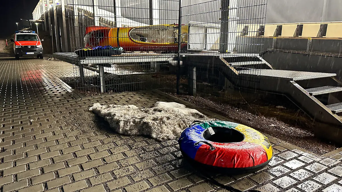23.02.2023, Thüringen, Oberhof: Schlauchringe und ein Bob liegen am Ausgang der Bobbahn. Bei einem schweren Unfall auf der Oberhofer Bob- und Rennrodelbahn ist am Donnerstag ein Mensch ums Leben gekommen. Eine weitere Person wurde schwer, zwei weitere leicht verletzt, wie der Zweckverband Thüringer Wintersportzentrum am Abend auf Anfrage mitteilte. Ursache für den Unfall war die Kollision eines Gästebobs mit zwei Schlauchringen. Foto: Steffen Ittig/News5/dpa +++ dpa-Bildfunk +++