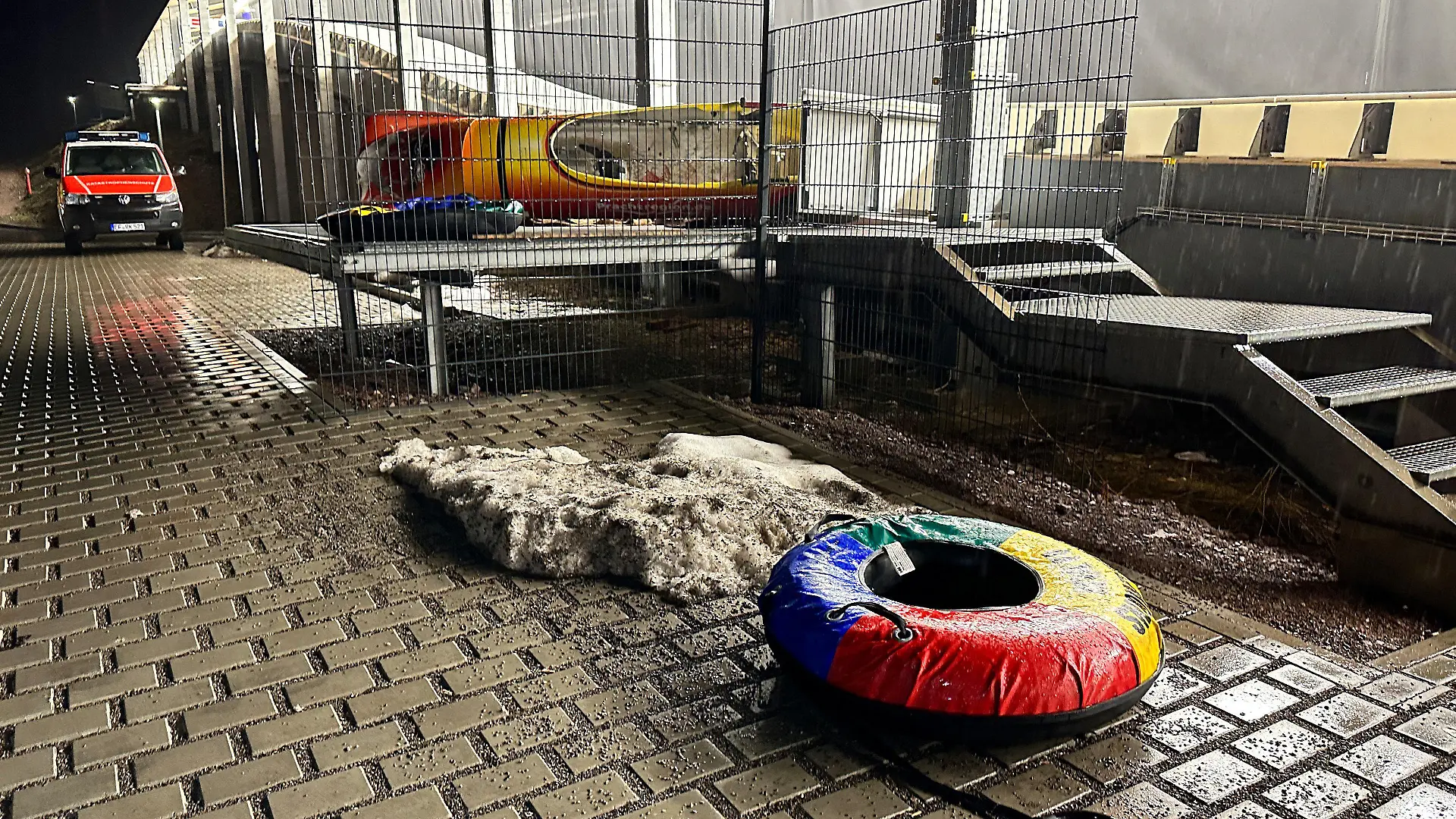 23.02.2023, Thüringen, Oberhof: Schlauchringe und ein Bob liegen am Ausgang der Bobbahn. Bei einem schweren Unfall auf der Oberhofer Bob- und Rennrodelbahn ist am Donnerstag ein Mensch ums Leben gekommen. Eine weitere Person wurde schwer, zwei weitere leicht verletzt, wie der Zweckverband Thüringer Wintersportzentrum am Abend auf Anfrage mitteilte. Ursache für den Unfall war die Kollision eines Gästebobs mit zwei Schlauchringen. Foto: Steffen Ittig/News5/dpa +++ dpa-Bildfunk +++