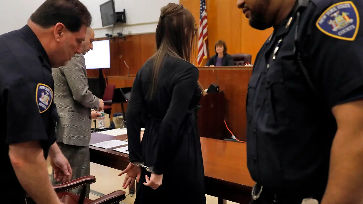 09.05.2019, USA, New York: Anna Sorokin, Hochstaplerin aus Deutschland, kommt zur Urteilsverkündung in einen Gerichtssaal des höchsten Gericht des Bundesstaats New York. Sorokin ist zu einer Haftstrafe von vier bis zwölf Jahren verurteilt worden. Die 28-Jährige war schuldig gesprochen worden, weil sie sich in der High Society von Manhattan Leistungen im Wert von mehr als 200 000 Dollar (rund 180 000 Euro) erschlichen hatte. Foto: Richard Drew/AP/dpa +++ dpa-Bildfunk +++