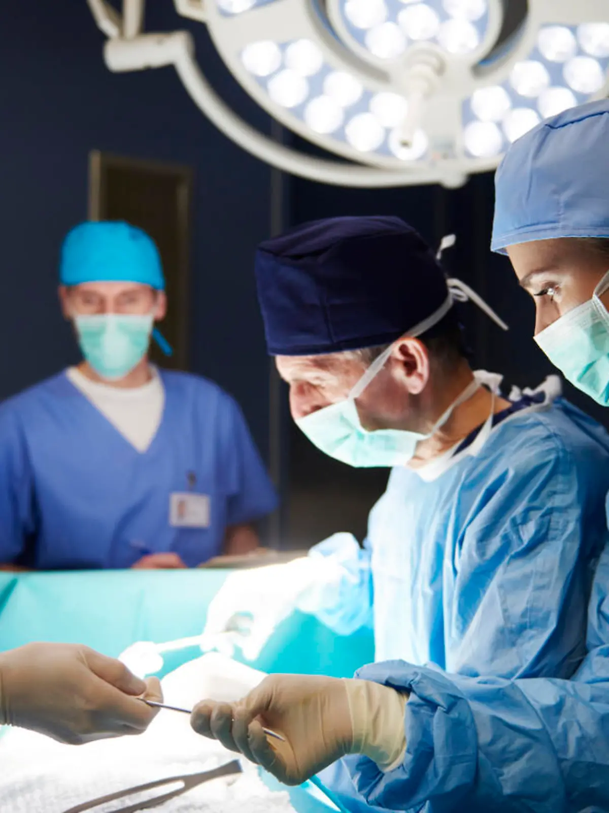 Krankenschwestern und Ärzte müssen Nachtschichten arbeiten.