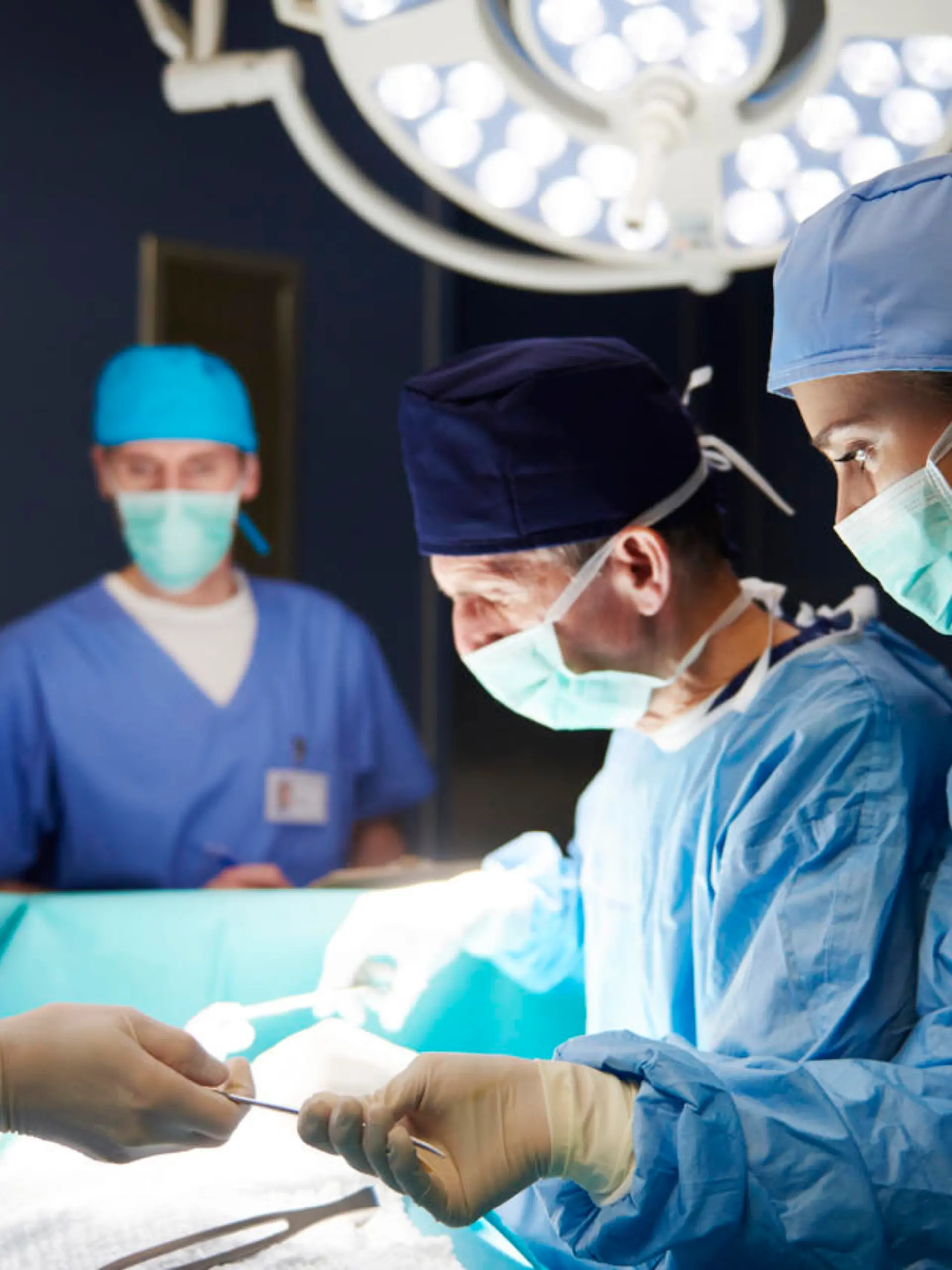 Krankenschwestern und Ärzte müssen Nachtschichten arbeiten.