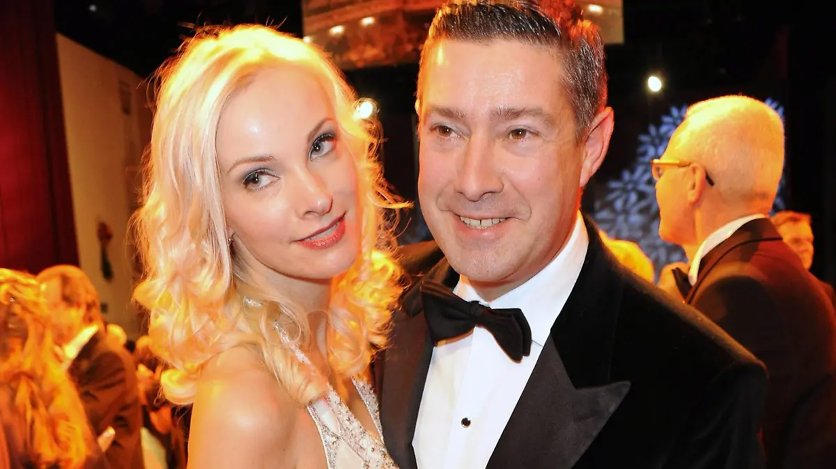 Bildnummer: 56936426 Datum: 20.01.2012 Copyright: imago/Future Image
7. Dresdener Semperopernball 2012 in der Semper Oper, Dresden - Joachim Llambi mit Ehefrau Ilona Entertainment Semperoper Opernball xsp x1x 2012 hoch Tänzer Börsenmakler o0 Familie, privat, Frau
56936426 Date 20 01 2012 Copyright Imago Future Image 7 Dresden Semper Opera Ball 2012 in the Semper Opera Dresden Joachim Llambi with Wife Ilona Entertainment Semper Opera Opera Ball xsp x1x 2012 vertical Dancers Stock broker o0 Family private Woman