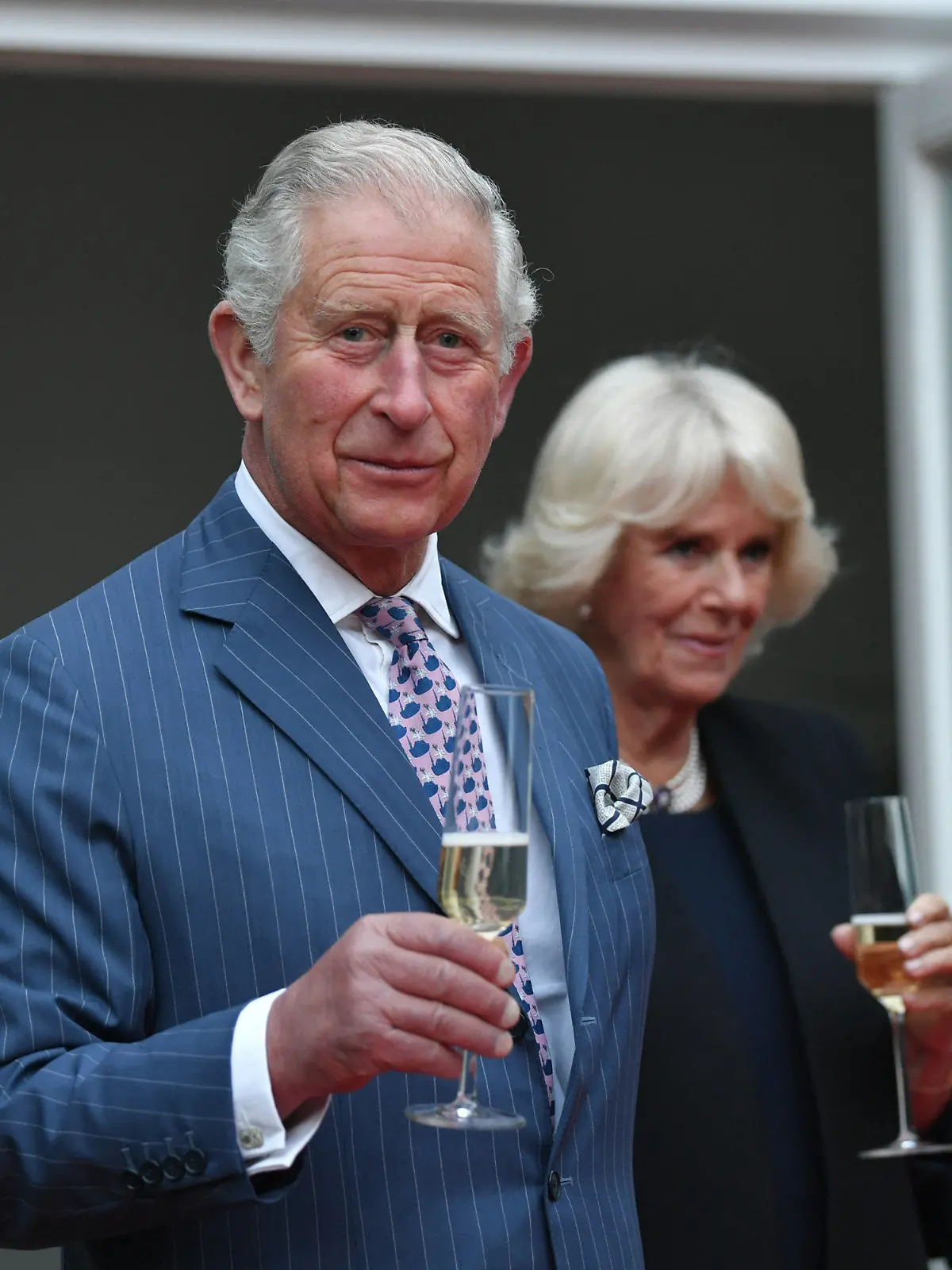 07.05.2019, Berlin: Der britische Prinz Charles und seine Frau, Herzogin Camilla, nehmen an der Queen's Birthday Party in der Residenz des Botschafters von Großbritannien teil. Foto: Jens Kalaene/dpa-Zentralbild/Pool/dpa +++ dpa-Bildfunk +++