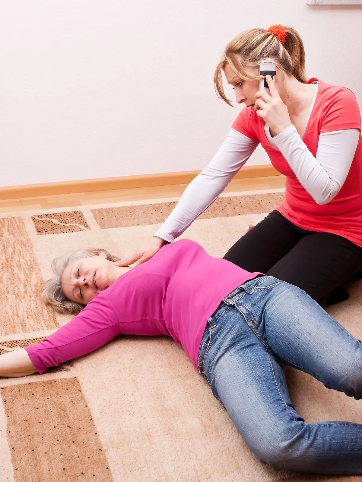 Frau mit Schlaganfall erste Hilfe