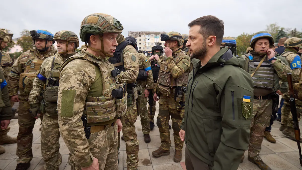 Krieg in der Ukraine. Praesident Volodymyr SELENSKYJ (ZELENSKYY) mit Soldaten,Militaer, Praesident Volodymyr SELENSKYJ (ZELENSKYY) besucht am 14.09.2022 die Region um Charkiv nach Rueckeroberung durch die ukrainische Armee. Working trip of the President of Ukraine to the Kharkiv region Foto:The Presidential Office of Ukraine via SVEN SIMON Fotoagentur GmbH & Co. Pressefoto KG # Prinzess-Luise-Str. 41 # 45479 M u e l h e i m / R u h r # Tel. 0208/9413250 # Fax. 0208/9413260 # GLS Bank # BLZ 430 609 67 # Kto. 4030 025 100 # IBAN DE75 4306 0967 4030 0251 00 # BIC GENODEM1GLS # www.svensimon.net.